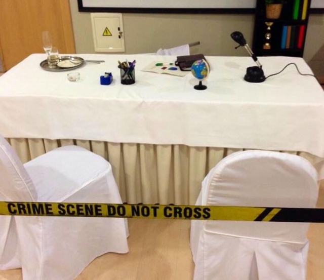 examina la escena del crimen